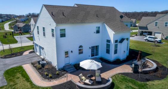 This outdoor living space in Downingtown can accommodate large gatherings.