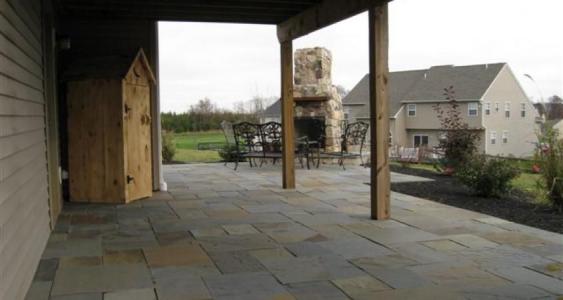 A wonderful rectangular flagstone pattern in Gilbertsville, PA. This space gives lots of options to divide into eating and sitting areas, not to mention the great fireplace focal point.