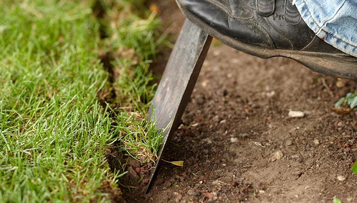 edging-with-spade