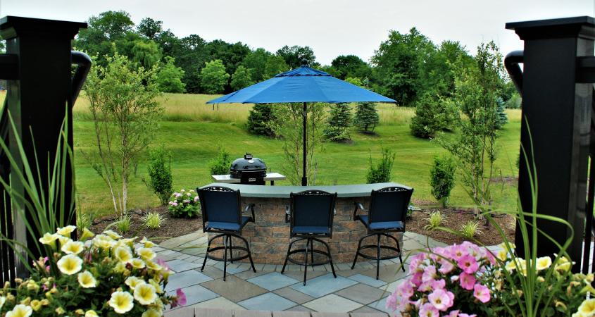 Phoenixville paver patio with mini-creta bar and custom bluestone countertop